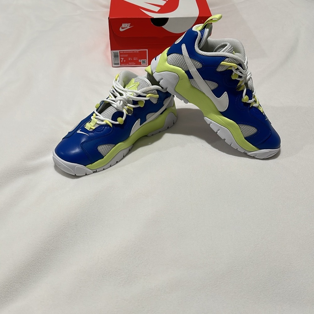Brand New Boys Nike Air Barrage Low Royal Blue/White/Green. Multiple Sizes F49 - Picture 2 of 7